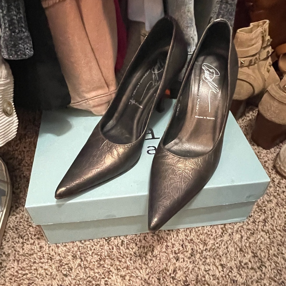 Gorgeous black & metallic Donald Pliner leather heels